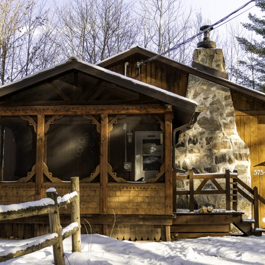 Chalet deux chambres Légende des Pins avec foyer en pierres des champs