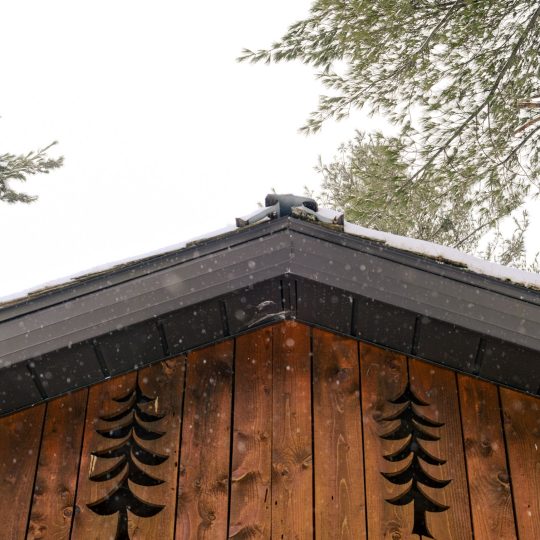 Détail du pignon décoré du chalet Le Sous-bois sous la neige