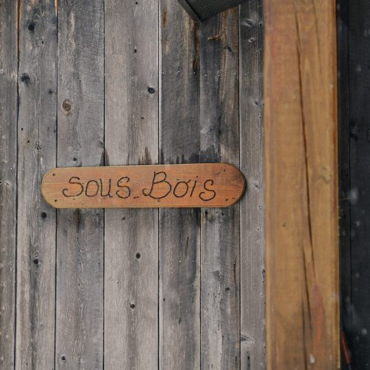 Enseigne de bois gravée du chalet Le Sous-bois