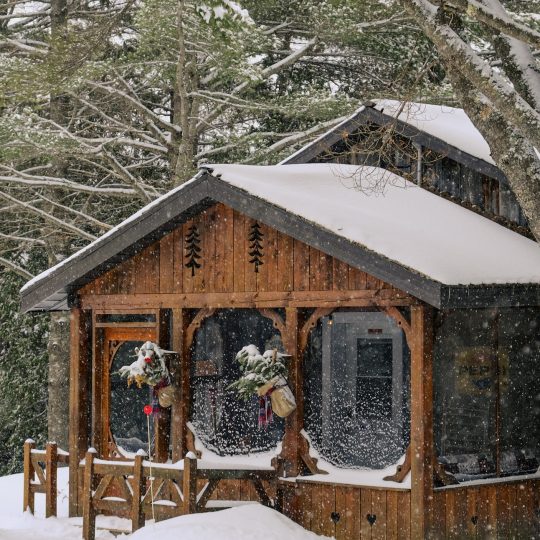 Le chalet Le Sous-bois sous la neige, décoré pour la période des Fêtes