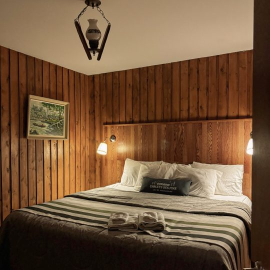 Chambre du chalet Le Sous-bois, avec lit habillé de literie fournie