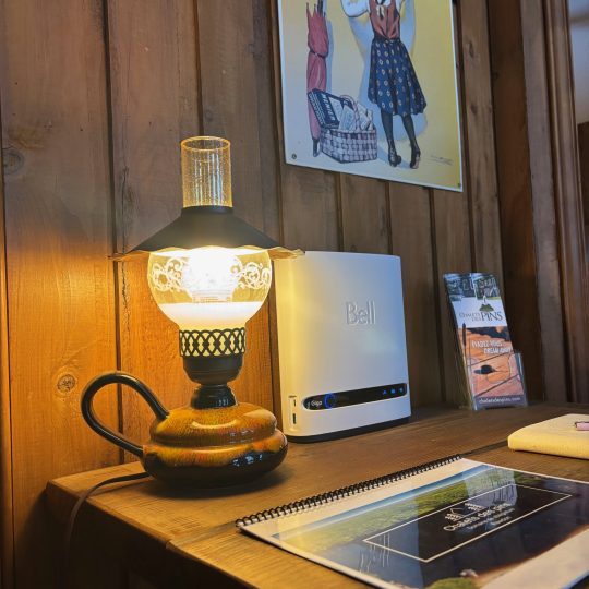 Coin bureau d'un chalet avec lampe, connexion Internet et documentation touristique