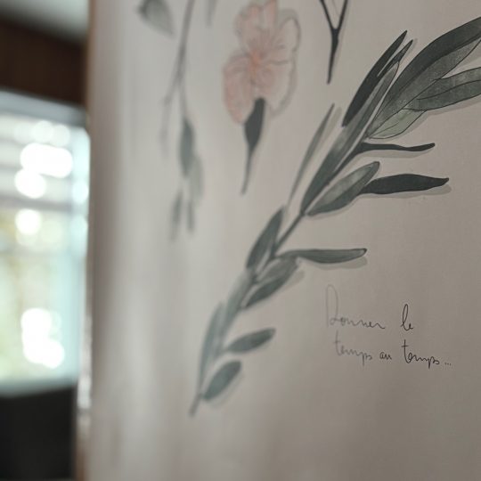 Illustration botanique et mot manuscrit dans un carnet déposé au chalet