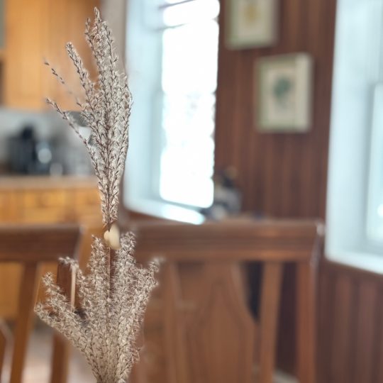 Détail décoratif d'un chalet : fleurs séchées près de la fenêtre