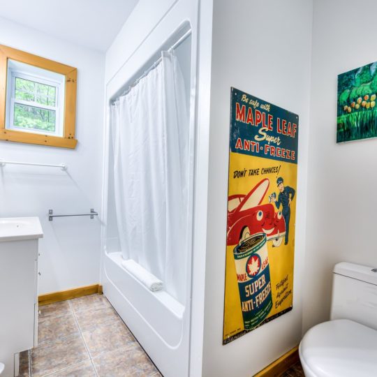 Salle de bain du chalet Le Sous-bois, avec baignoire et douche