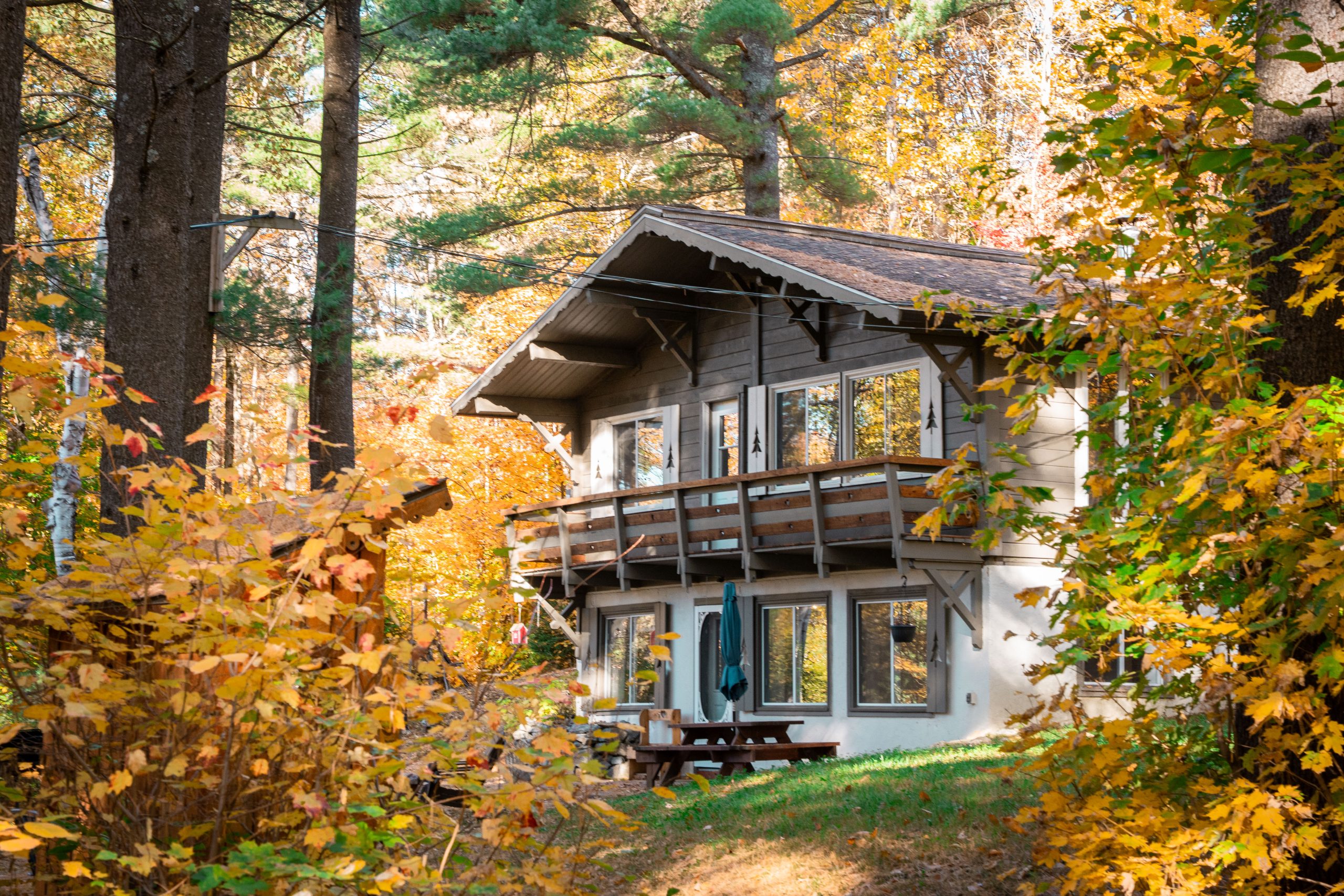 Le Chalet suisse et son balcon au cœur des couleurs d'automne